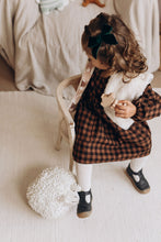 Charger l'image dans la galerie, Robe bébé "Margot" à manches longues en coton BIO épais à carreaux vichy noisette et noir écoresponsable et durable fabriqué en France par Les p'tites Merveilles de Bérénice 24 mois et gilet moumoute portés par Alice 27 mois