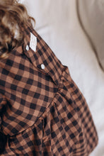 Charger l'image dans la galerie, Détails dos robe bébé "Margot" à manches longues en coton BIO épais à carreaux vichy noisette et noir écoresponsable et durable fabriqué en France par Les p'tites Merveilles de Bérénice 24 mois et gilet moumoute portés par Alice 27 mois