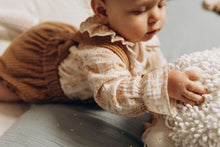Charger l'image dans la galerie, Salopette bloomer bébé "Eden" évolutive en velours côtelé marron noisette fabriquée en France par Les p'tites Merveilles de Bérénice portée par Louison 6 mois