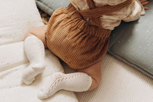 Charger l'image dans la galerie, Salopette bloomer bébé "Eden" évolutive en velours côtelé marron noisette fabriquée en France par Les p'tites Merveilles de Bérénice portée par Louison 6 mois