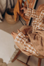 Charger l'image dans la galerie, Blouse Flora vichy vieux rose et blanc et jupe à bretelles volantées "Anna" en velours côtelé vieux rose durable et écoresponsable fabriquée en France par Les p'tites Merveilles de Bérénice portée par Alice 27 mois