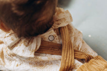 Charger l'image dans la galerie, Blouse bébé fille Flora en double gaze de coton écureuils folk écru et beige et bloomer à bretelles en velours côtelé noisette durable et écoresponsable fabriquée en France par Les p'tites Merveilles de Bérénice portée par Louison 6 mois