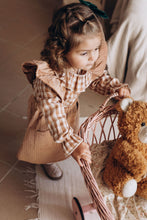 Charger l'image dans la galerie, Blouse Flora vichy vieux rose et blanc et jupe à bretelles volantées "Anna" en velours côtelé vieux rose durable et écoresponsable fabriquée en France par Les p'tites Merveilles de Bérénice portée par Alice 27 mois