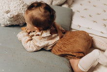 Charger l'image dans la galerie, Blouse bébé fille Flora en double gaze de coton écureuils folk écru et beige et bloomer à bretelles en velours côtelé noisette durable et écoresponsable fabriquée en France par Les p'tites Merveilles de Bérénice portée par Louison 6 mois