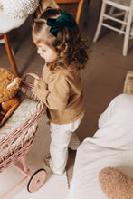 Charger l'image dans la galerie, Pantalon bébé fille "Mahé" en velours côtelé fines côtes blanc cassé / écru à petits pois noirs écoresponsable et durable fabriqué en France par Les p'tites Merveilles de Bérénice taille 24 mois porté par Alice 27 mois