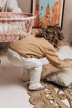 Charger l'image dans la galerie, Pantalon bébé fille "Mahé" en velours côtelé fines côtes blanc cassé / écru à petits pois noirs écoresponsable et durable fabriqué en France par Les p'tites Merveilles de Bérénice taille 24 mois porté par Alice 27 mois