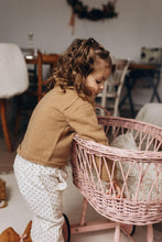 Charger l'image dans la galerie, Pantalon bébé fille "Mahé" en velours côtelé fines côtes blanc cassé / écru à petits pois noirs écoresponsable et durable fabriqué en France par Les p'tites Merveilles de Bérénice taille 24 mois porté par Alice 27 mois