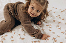 Charger l'image dans la galerie, Ensemble cocooning avec sweat et pantalon Naël ourson bébé fausse fourrure moumoute sherpa chocolat écoresponsable et durable fabriqué en France par Les p'tites Merveilles de Bérénice portés par Alice 27 mois