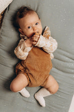 Charger l'image dans la galerie, Blouse bébé fille Flora en double gaze de coton écureuils folk écru et beige et bloomer à bretelles en velours côtelé noisette durable et écoresponsable fabriquée en France par Les p'tites Merveilles de Bérénice portée par Louison 6 mois