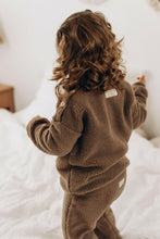 Charger l'image dans la galerie, Ensemble cocooning avec pantalon Naël ourson bébé fausse fourrure moumoute sherpa chocolat écoresponsable et durable fabriqué en France par Les p'tites Merveilles de Bérénice porté par Alice 27 mois
