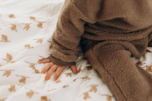 Charger l'image dans la galerie, Ensemble cocooning avec sweat et pantalon Naël ourson bébé fausse fourrure moumoute sherpa chocolat écoresponsable et durable fabriqué en France par Les p'tites Merveilles de Bérénice portés par Alice 27 mois