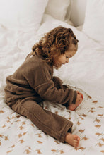 Charger l'image dans la galerie, Ensemble cocooning avec sweat et pantalon Naël ourson bébé fausse fourrure moumoute sherpa chocolat écoresponsable et durable fabriqué en France par Les p'tites Merveilles de Bérénice portés par Alice 27 mois