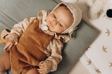 Charger l'image dans la galerie, Salopette bloomer bébé "Eden" évolutive en velours côtelé marron noisette fabriquée en France par Les p'tites Merveilles de Bérénice portée par Louison 6 mois