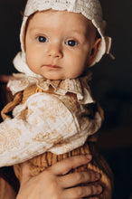 Charger l'image dans la galerie, Blouse bébé fille Flora en double gaze de coton écureuils folk écru et beige et bloomer à bretelles en velours côtelé noisette durable et écoresponsable fabriquée en France par Les p'tites Merveilles de Bérénice portée par Louison 6 mois