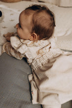 Charger l'image dans la galerie, Blouse bébé fille Flora en double gaze de coton écureuils folk écru et beige et jupe à bretelles volantées en velours côtelé noisette durable et écoresponsable fabriquée en France par Les p'tites Merveilles de Bérénice portée par Louison 6 mois