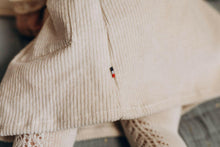 Charger l'image dans la galerie, Blouse bébé fille Flora en double gaze de coton écureuils folk écru et beige et jupe à bretelles volantées en velours côtelé noisette durable et écoresponsable fabriquée en France par Les p'tites Merveilles de Bérénice portée par Louison 6 mois