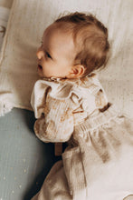 Charger l'image dans la galerie, Blouse bébé fille Flora en double gaze de coton écureuils folk écru et beige et jupe à bretelles volantées en velours côtelé noisette durable et écoresponsable fabriquée en France par Les p'tites Merveilles de Bérénice portée par Louison 6 mois
