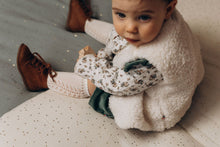 Charger l'image dans la galerie, Gilet de berger bébé fausse fourrure moumoute mouton sherpa écru doublé coton jersey arbres en forêt marron et écru durable et écoresponsable fabriqué en France par Les p'tites Merveilles de Bérénice porté par Suzanne 14 mois