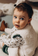 Charger l'image dans la galerie, Gilet de berger bébé fausse fourrure moumoute mouton sherpa écru doublé coton jersey arbres en forêt marron et écru durable et écoresponsable fabriqué en France par Les p'tites Merveilles de Bérénice porté par Suzanne 14 mois