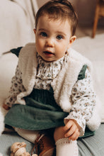 Charger l'image dans la galerie, Gilet de berger bébé fausse fourrure moumoute mouton sherpa écru doublé coton jersey arbres en forêt marron et écru durable et écoresponsable fabriqué en France par Les p'tites Merveilles de Bérénice porté par Suzanne 14 mois