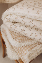 Charger l'image dans la galerie, Couvertures bébé naissance en double gaze de coton biologique "Eglantine" et vichy beige et blanc et fausse fourrure mouton fabriquée en France par Les p'tites Merveilles de Bérénice