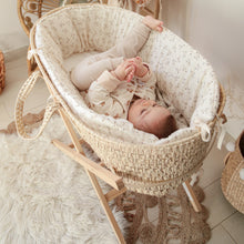 Charger l'image dans la galerie, Couffin "Eglantine" avec habillage en double gaze de coton Bio Fait Main en France sur son support pliable en bois massif