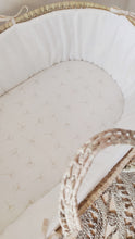 Charger l'image dans la galerie, Couffin bébé osier et habillage double gaze de coton BIO blanc fleurs de coton dorées | Made in France - Les p'tites Merveilles de Bérénice