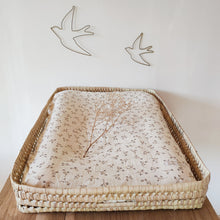 Charger l'image dans la galerie, Panier à langer rectangulaire palmier et matelas + housse en double gaze de coton Biologique "Églantine" | Fait Main en France - Les p'tites Merveilles de Bérénice