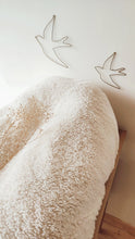 Charger l'image dans la galerie, Coussin d'allaitement beige style bohème écoresponsable et durable en tissu lavable et imperméable housse en moumoute fausse fourrure mouton sherpa écru fabriqué in France par Les p'tites Merveilles de Bérénice