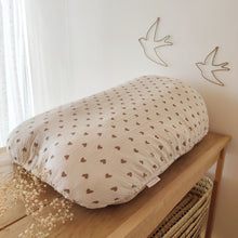 Charger l'image dans la galerie, Coussin d'allaitement beige style bohème écoresponsable et durable en tissu lavable et imperméable housse en double gaze de coton écru et cœurs beiges fabriqué in France par Les p'tites Merveilles de Bérénice