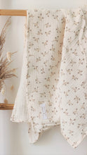 Charger l'image dans la galerie, Lange bébé en double gaze de coton Biologique écru "Eglantine" à fleurs Fait Main en France - Les p'tites Merveilles de Bérénice