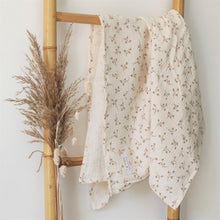 Charger l'image dans la galerie, Lange bébé en double gaze de coton Biologique écru "Eglantine" à fleurs Fait Main en France - Les p'tites Merveilles de Bérénice
