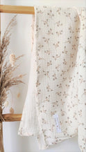 Charger l'image dans la galerie, Lange bébé en double gaze de coton Biologique écru "Eglantine" à fleurs Fait Main en France - Les p'tites Merveilles de Bérénice