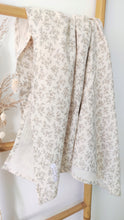 Charger l'image dans la galerie, Lange bébé en double gaze de coton Biologique écru "Louison" à fleurs Fait Main en France - Les p'tites Merveilles de Bérénice