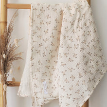 Charger l'image dans la galerie, Lange bébé en double gaze de coton Biologique écru "Eglantine" à fleurs Fabriqué en France - Les p'tites Merveilles de Bérénice