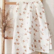 Charger l'image dans la galerie, Grand lange bébé en double gaze de coton blanc "Oies sauvages" Fabriqué en France - Les p'tites Merveilles de Bérénice