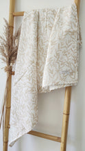 Charger l'image dans la galerie, Grand lange bébé "Feuilles" en double gaze de coton Biologique beige et blanc Fait Main en France - Les p'tites Merveilles de Bérénice