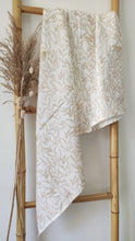 Charger l'image dans la galerie, Grand lange bébé "Feuilles" en double gaze de coton Biologique beige et blanc Fait Main en France - Les p'tites Merveilles de Bérénice