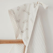 Charger l'image dans la galerie, Cape de bain bébé "Écureuils" gris coton Biologique éponge nid d'abeille écru Made in France | Les p'tites Merveilles de Bérénice