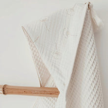 Charger l'image dans la galerie, Cape de bain bébé "Fleurs de coton dorées" coton Biologique éponge nid d'abeille écru Made in France | Les p'tites Merveilles de Bérénice