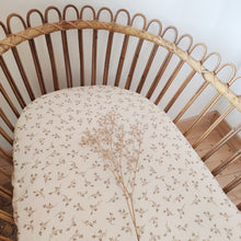 Charger l'image dans la galerie, Drap housse "Églantine" en double gaze de coton BIO pour matelas de berceau bébé en 40 x 80 cm ou 50 x 90 cm Fait Main en France