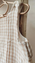 Charger l'image dans la galerie, Gigoteuse été 12-36 mois "Carreaux" beige et blanc en double gaze de coton BIO Fait Main en France détails patte de protection - Les p'tites Merveilles de Bérénice