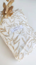 Charger l'image dans la galerie, Drap housse en double gaze de coton BIO "branchages" beige et blanc cassé pour lit bébé 60 x 120 cm ou 70 x 140 cm
