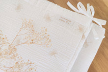 Charger l'image dans la galerie, Tour de lit bébé en double gaze de coton blanc feuilles beiges brodées Fabriqué en France - Les p'tites Merveilles de Bérénice