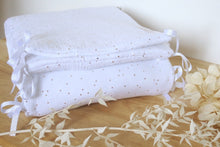 Charger l'image dans la galerie, Tour de lit / berceau bébé en double gaze de coton blanc à pois dorés fabriqué en France - Les p'tites Merveilles de Bérénice