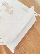 Charger l'image dans la galerie, Tour de lit / berceau bébé en double gaze de coton blanc à pois dorés fabriqué en France - Les p'tites Merveilles de Bérénice