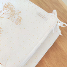 Charger l'image dans la galerie, Tour de lit / berceau bébé en double gaze de coton blanc à pois dorés fabriqué en France par Les p'tites Merveilles de Bérénice