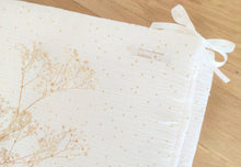 Charger l'image dans la galerie, Tour de lit / berceau bébé en double gaze de coton blanc à pois dorés fabriqué en France - Les p'tites Merveilles de Bérénice