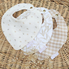 Charger l'image dans la galerie, Bavoirs bandanas bébé en double gaze de coton BIO beige blanc écru Fabriqué en France | Les p'tites Merveilles de Bérénice