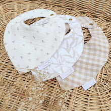 Charger l'image dans la galerie, Bavoirs bandanas bébé en double gaze de coton BIO beige blanc écru Fabriqué en France | Les p'tites Merveilles de Bérénice